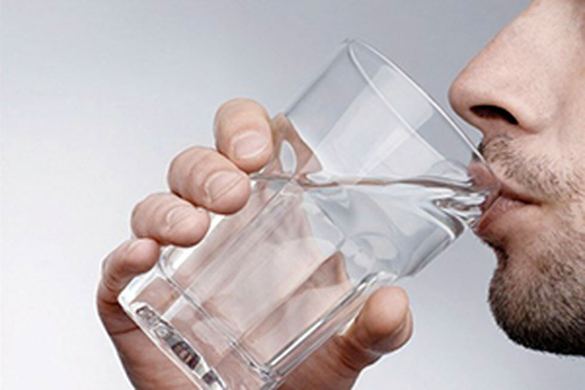 نوشیدن آب در هنگام صبح موجب بروز مشکلات گوارشی می شود