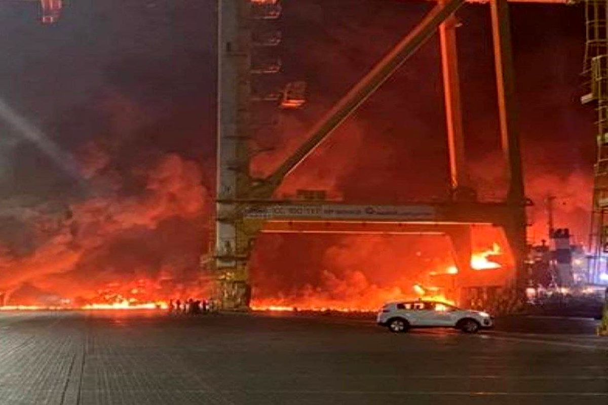این تصویر با عنوان انفجار دبی در فضای مجازی دست به دست می شود/ آیا بندر جبل علی مورد حمله قرارگرفته است؟
