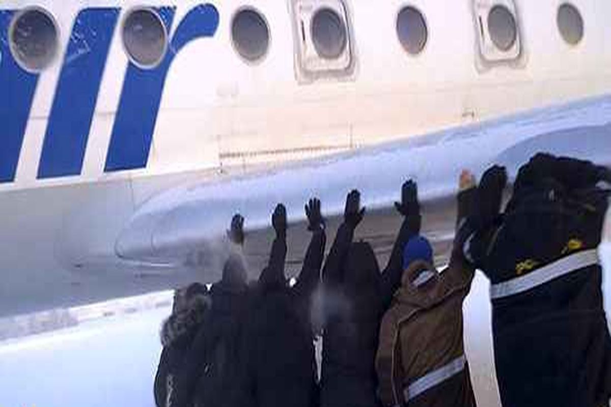 مسافران بدشانس هواپیمای خراب را هل دادند!+عکس