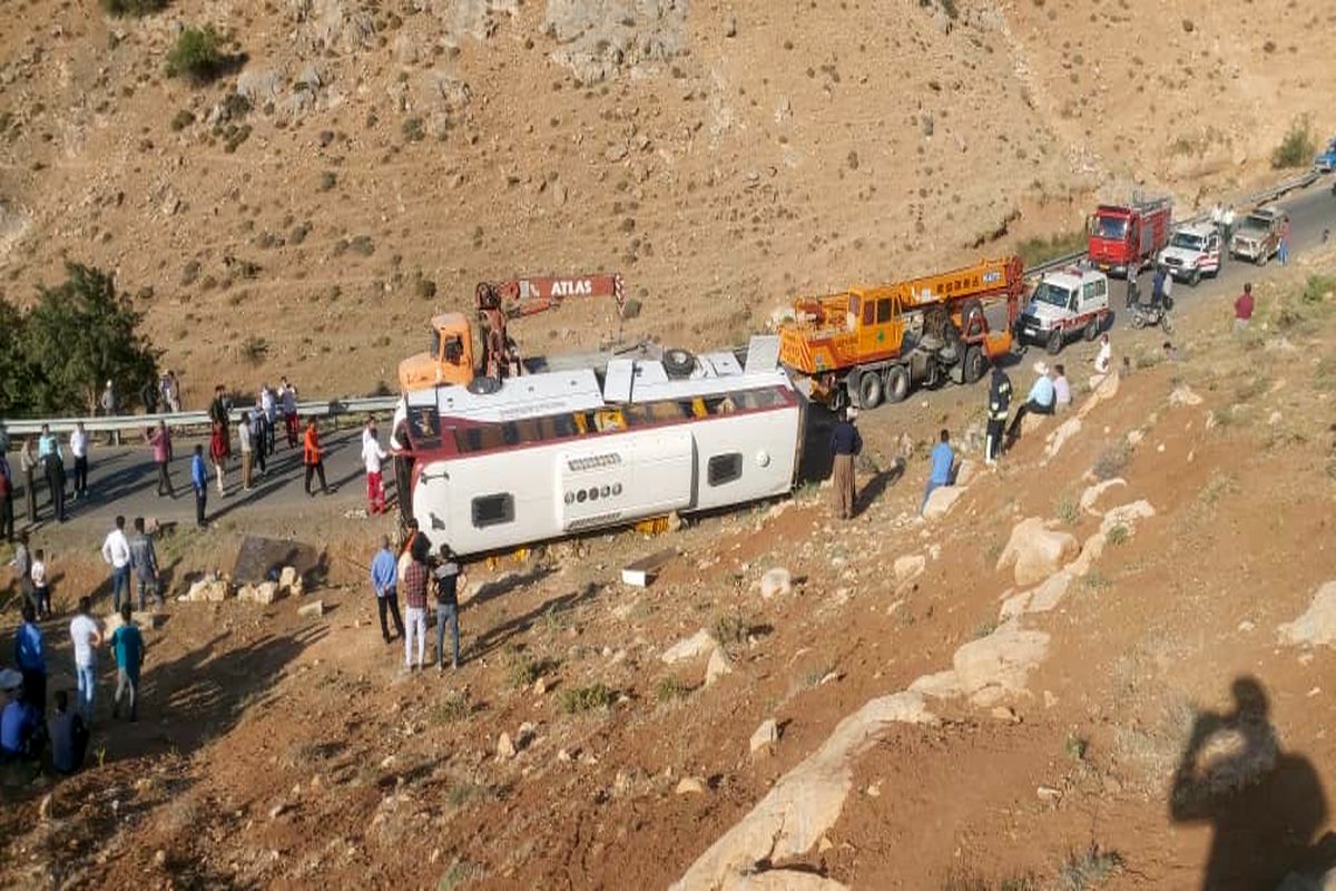 خبرنگاران ایرنا و ایسنا در حادثه واژگونی اتوبوس درگذشتند / ۳۱ نفر مصدوم شدند