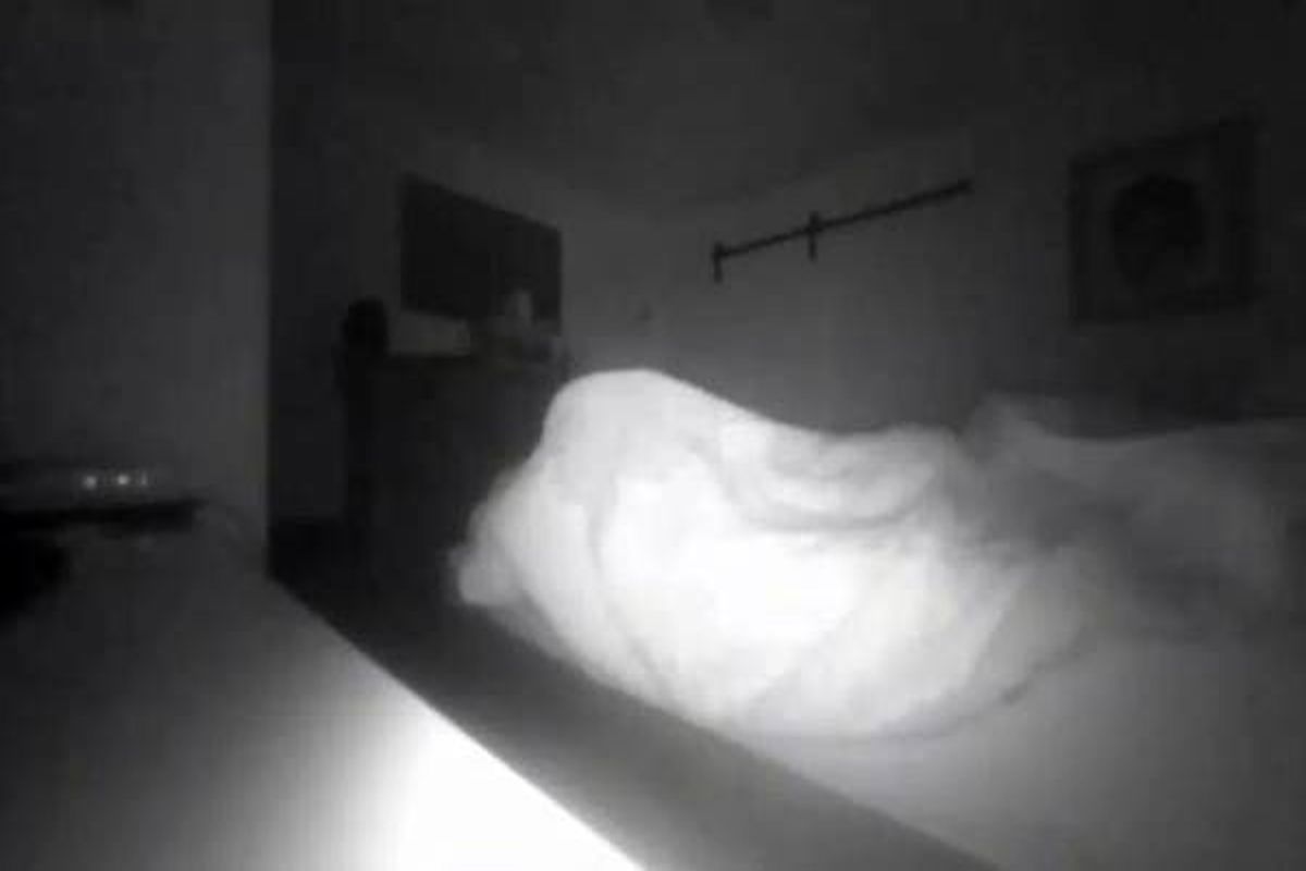 کشف عجیب یک روح ایستاده در کنار تخت! + عکس