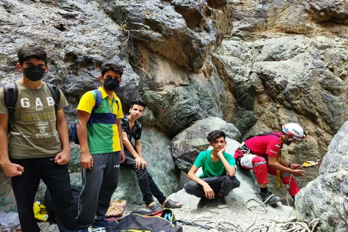 نجات ۵ نوجوانِ گرفتار در ارتفاعات باقران بیرجند
