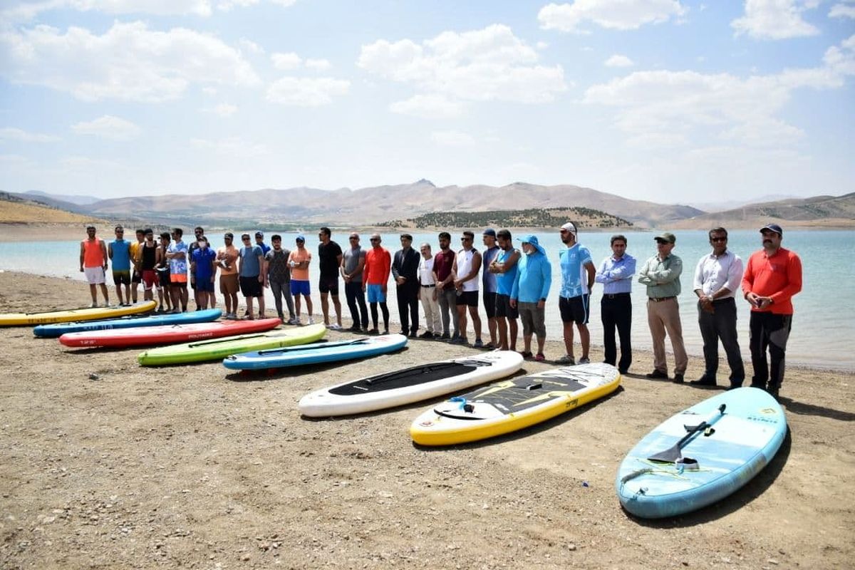 اولین کارگاه آموزشی و تفریحی موج سواری با پارو در سنندج برگزار شد