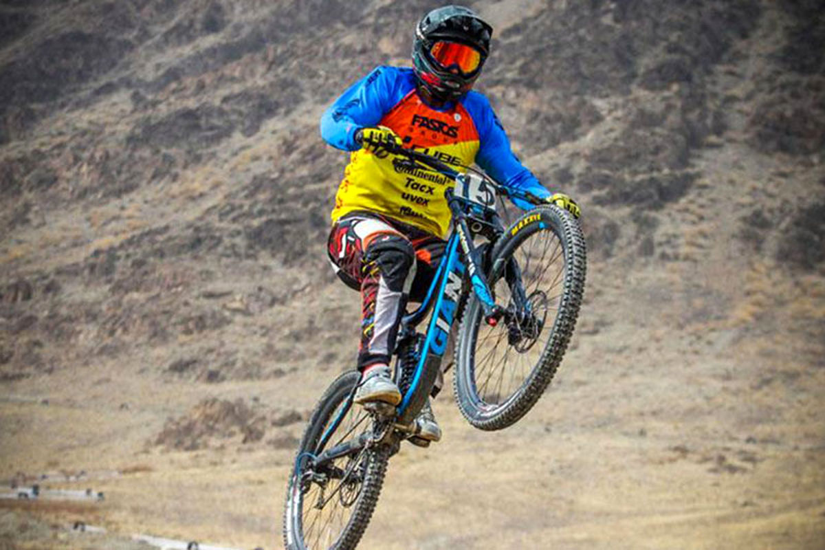 رکابزنان سنندجی قهرمان دوچرخه سواری غرب کشور شدند