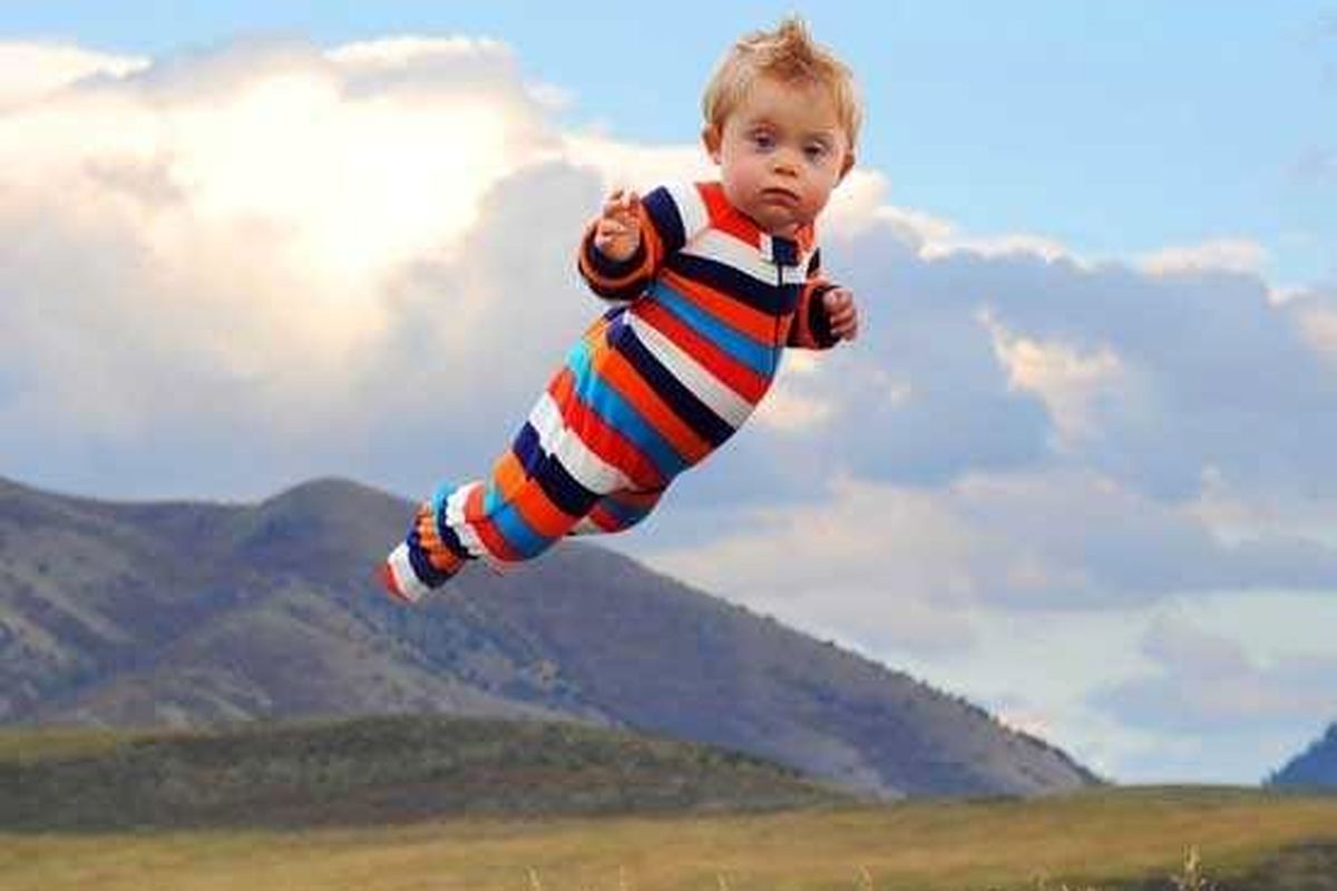 این پسر بچه عجیب می‌تواند پرواز کند!+ عکس
