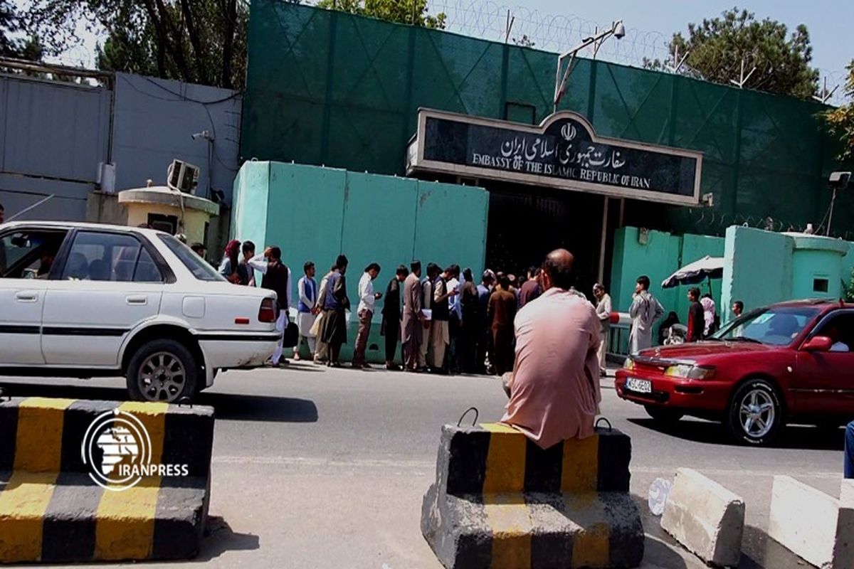 تجمع مردم مقابل سفارتخانه‌ها برای خروج از افغانستان