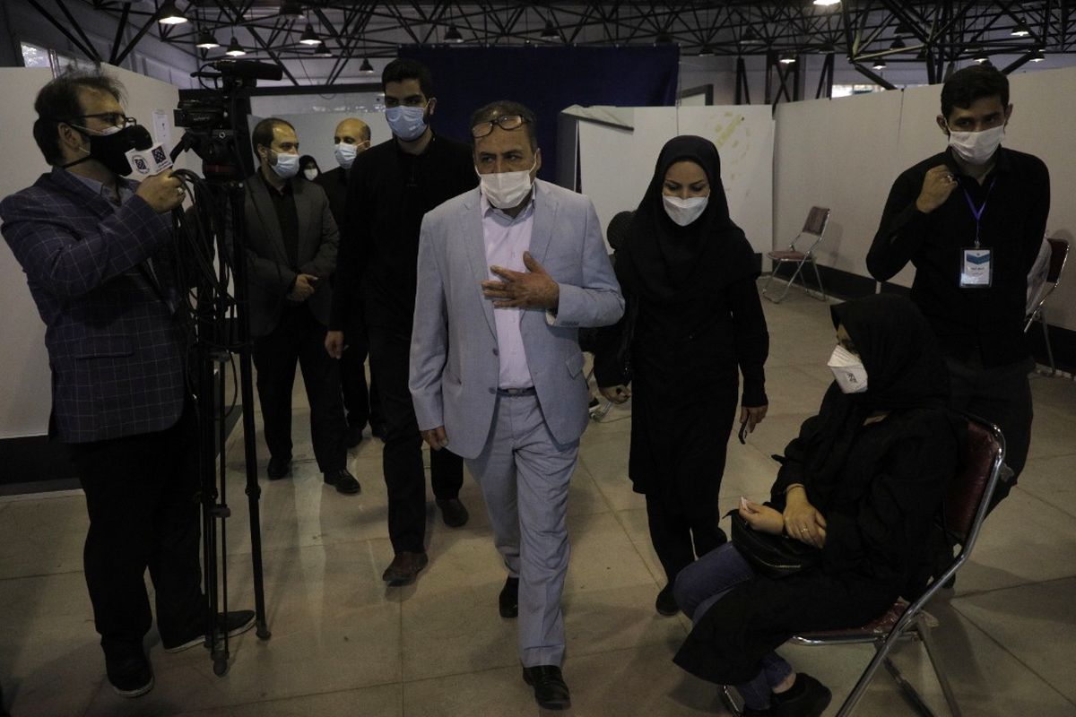 بازدید سرپرست دانشگاه علوم پزشکی تهران از مرکز واکسیناسیون شهید کسری اسمعیلی