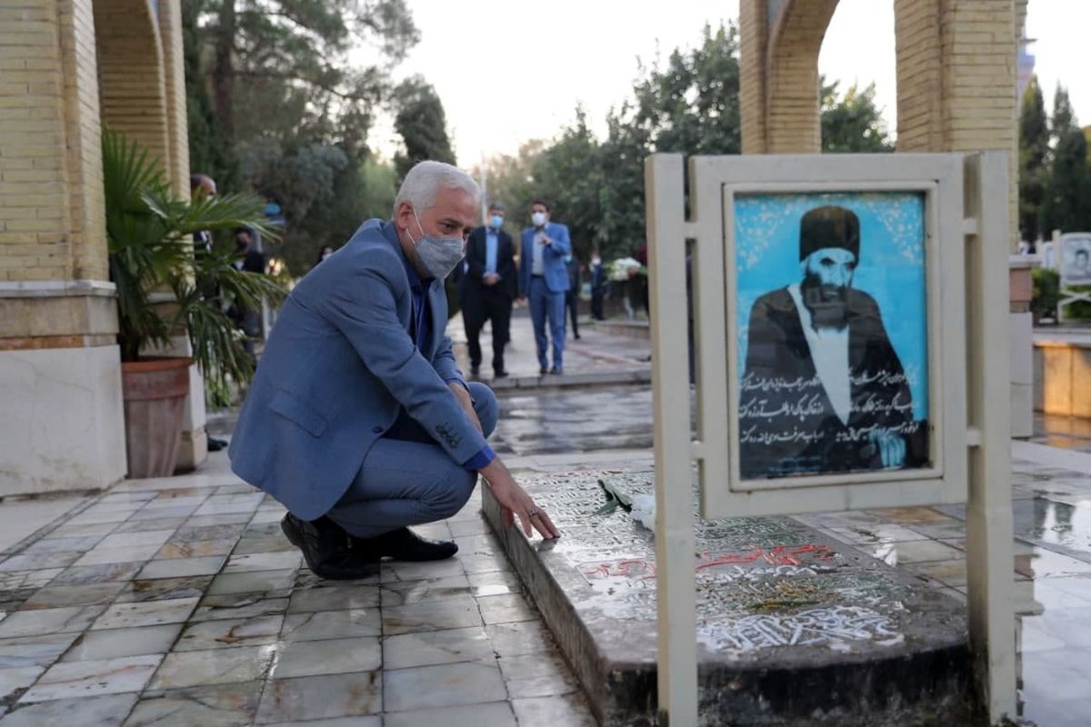 تجدید میثاق شهردار اصفهان با شهدا در نخستین ساعات اولین روز کاری