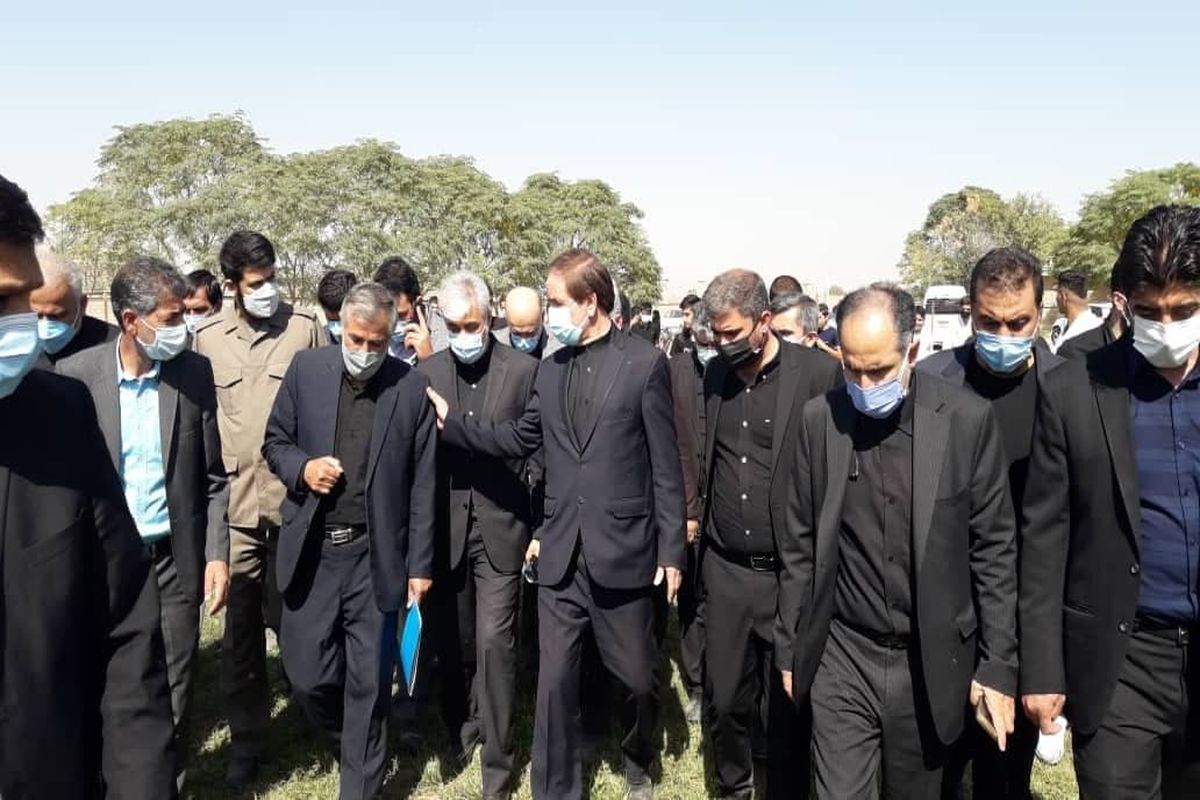 بازدید وزیر ورزش از زمین چمن مصنوعی و محل احداث پیست دوومیدانی جوادآباد