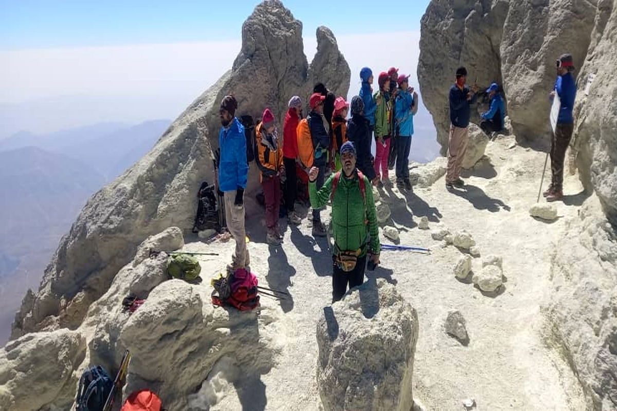 فتح مرتفع ترین قله ایران توسط کوه نورد منطقه آزاد انزلی