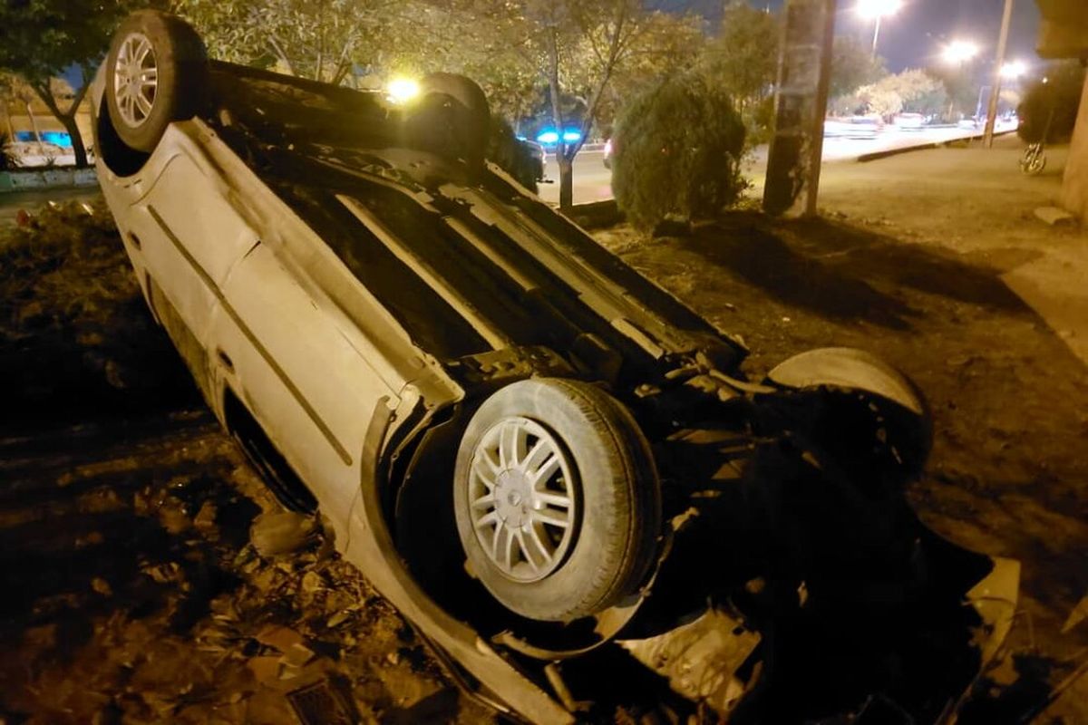 واژگونی خودروی ال ۹۰ در خیابان عاشق اصفهانی