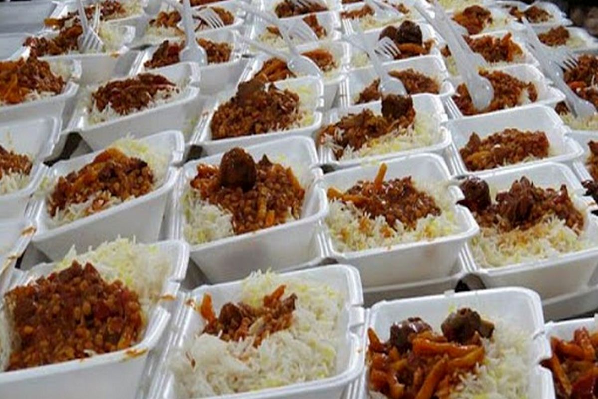 پخت روزانه ۱۰ هزار پرس غذای گرم در مهران