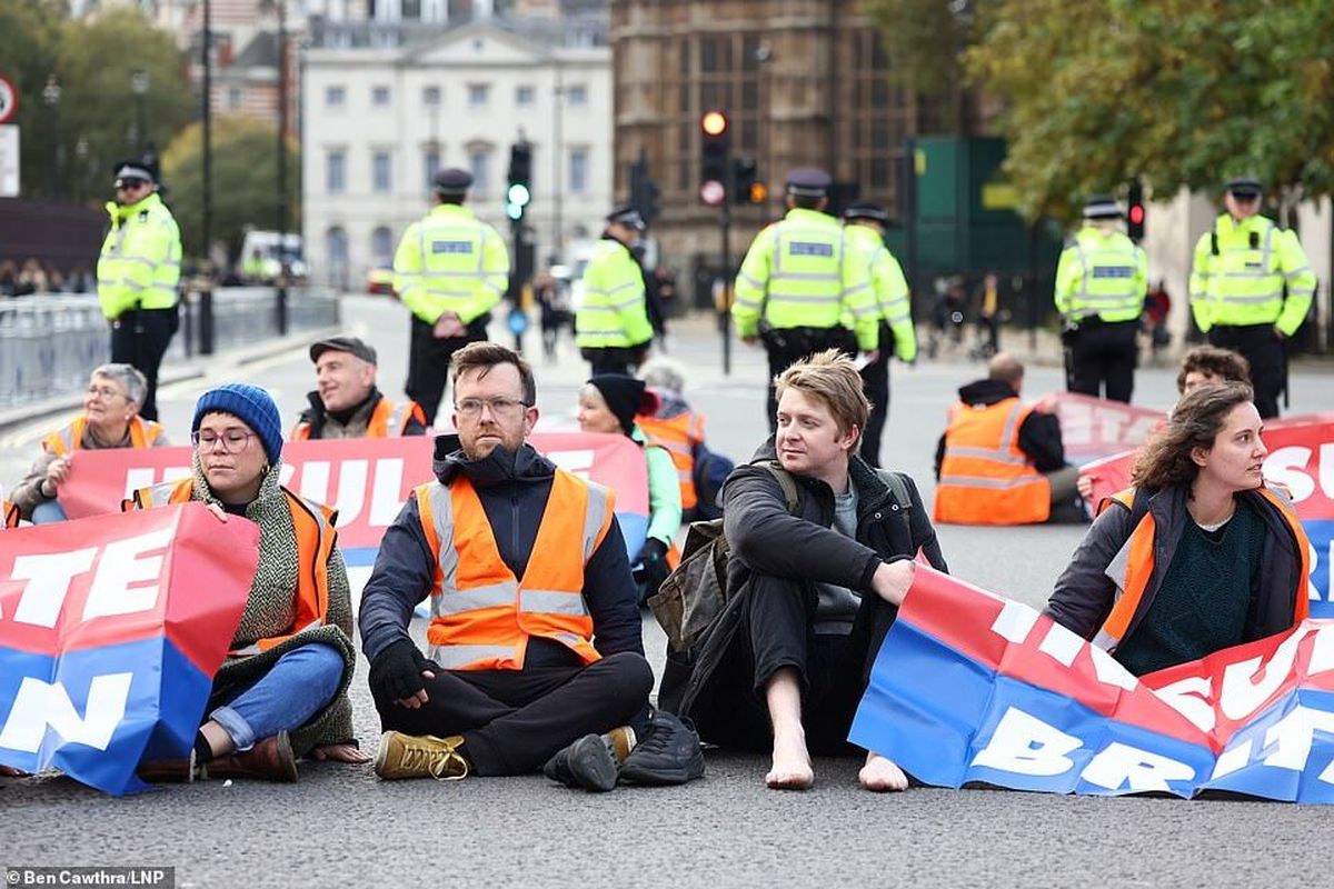 فعالان زیست محیطی مقابل پارلمان انگلیس تجمع کردند
