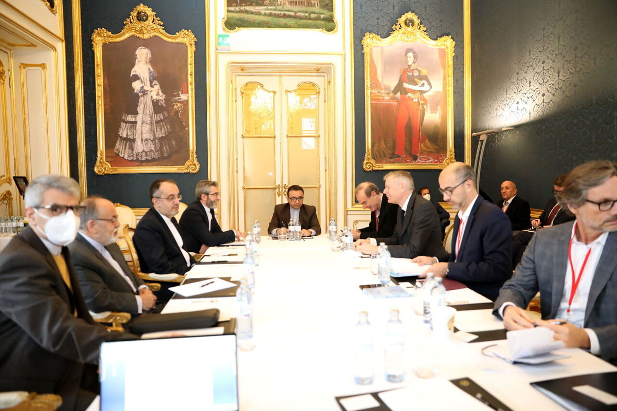 دیدار «مورا» و نمایندگان سه کشور اروپایی با مذاکره کننده ارشد ایران