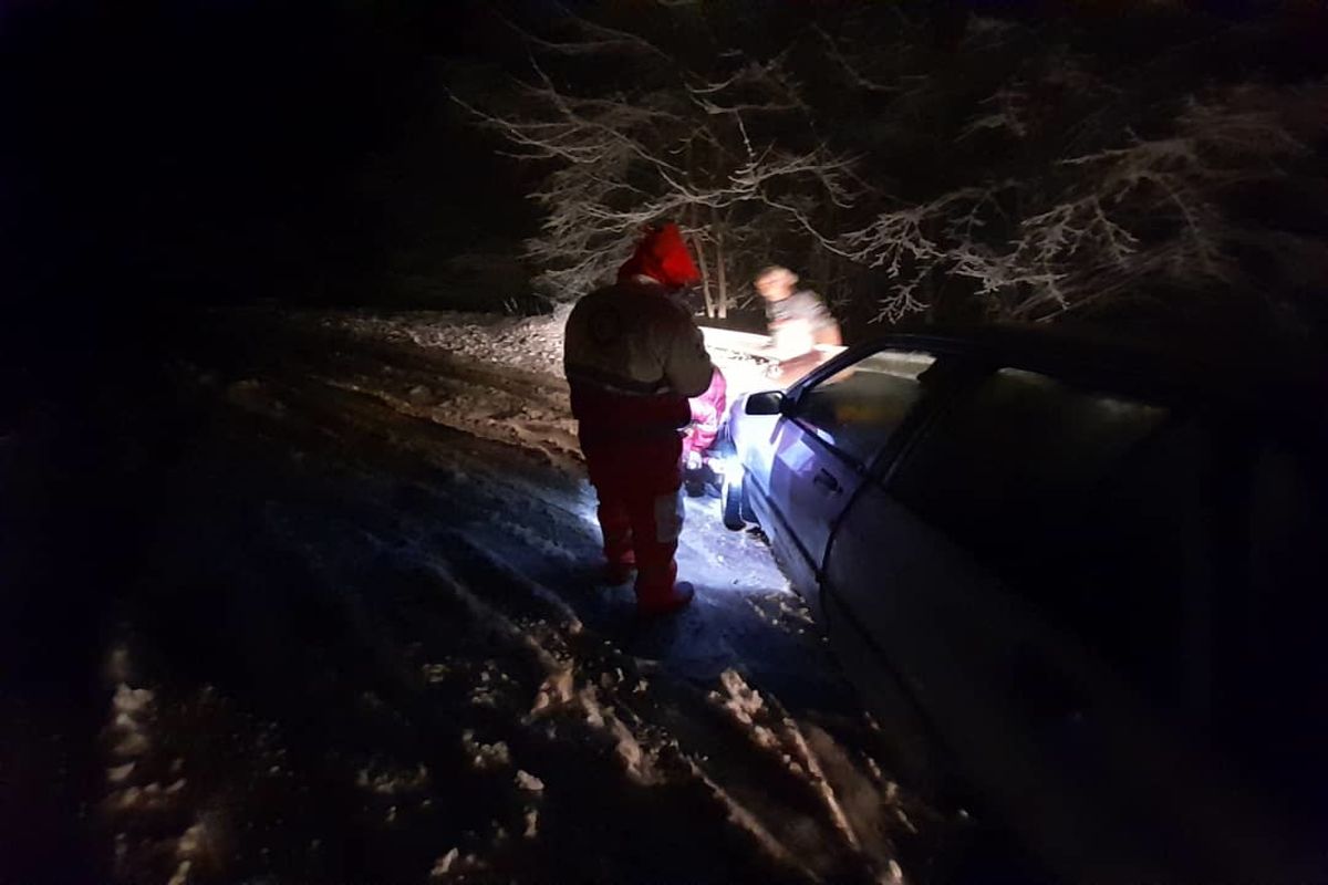 امدادرسانی به خودروهای گرفتار شده ناشی از برف در محور سیاهکل به دیلمان