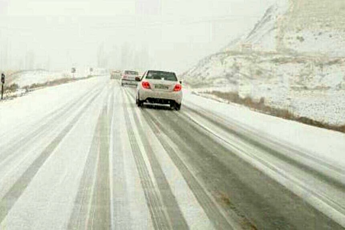 برف و باران در جاده‌های استان