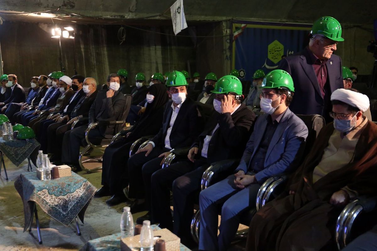 اتصال خطوط قطار شهری مشهد به حرم مطهر رضوی کلید خورد/ بهره‌برداری رسمی از ۱۱۰ دستگاه اتوبوس جدید و بازسازی شده در مشهد