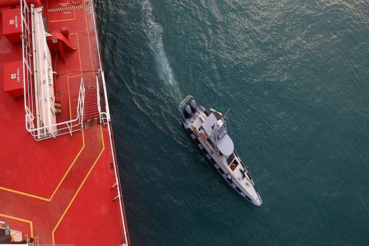 توقیف کشتی خارجی حامل ۲۲۰ هزار لیتر سوخت قاچاق توسط نیروی دریایی سپاه در خلیج فارس