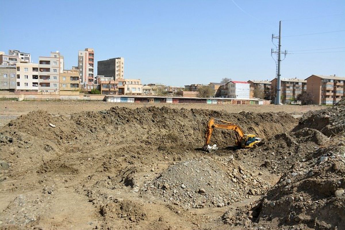 جداره سازی سنگی ساحل رودخانه شهرچایی ارومیه در حال اجرا است