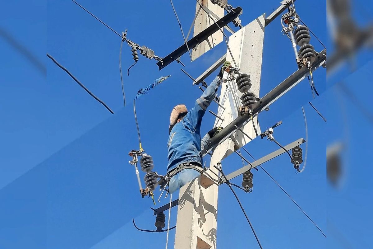 نصب ۱۱ دستگاه ترانس هوایی در شبکه برق مهاباد