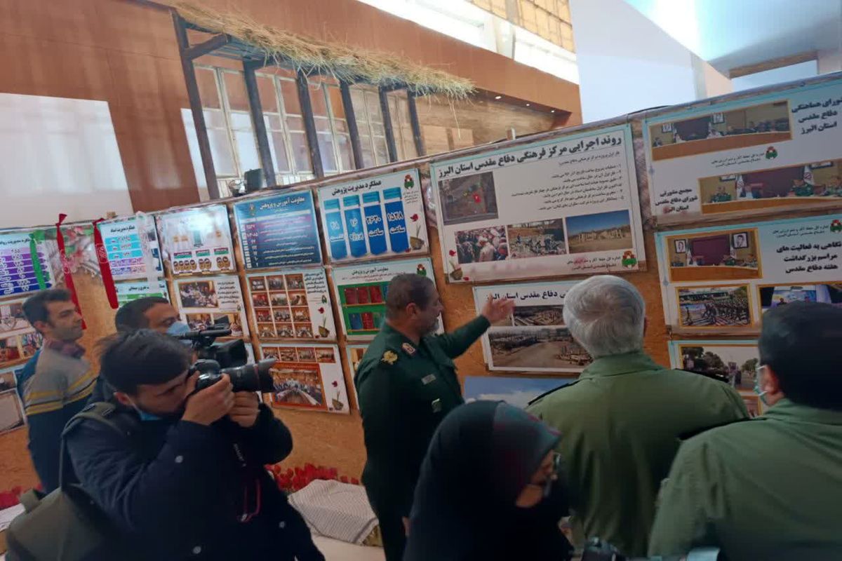 سرلشکر باقری از غرفه استان البرز در نمایشگاه کوی جهاد و مقاومت بازدید کرد