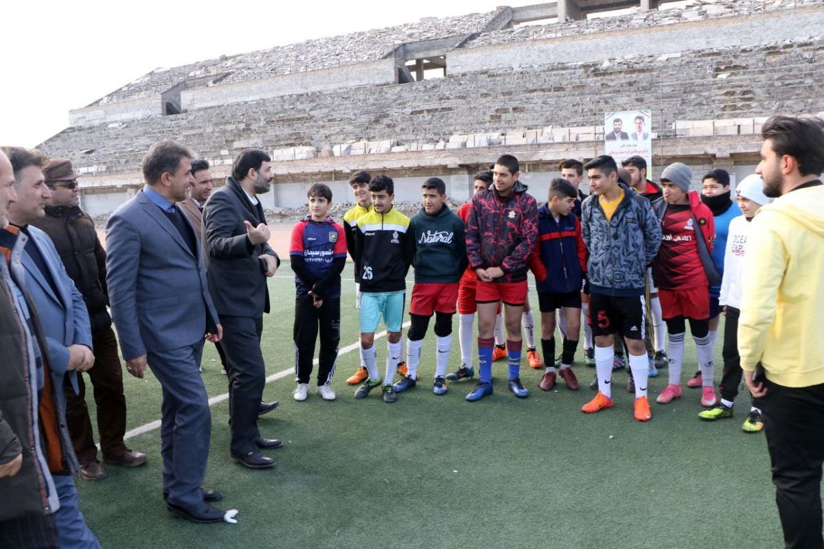 بازدید نماینده وزارت ورزش و جوانان از روند احداث و تکمیل پروژه استادیوم ۵۰۰۰ نفری فوتبال شهرستان خوی
