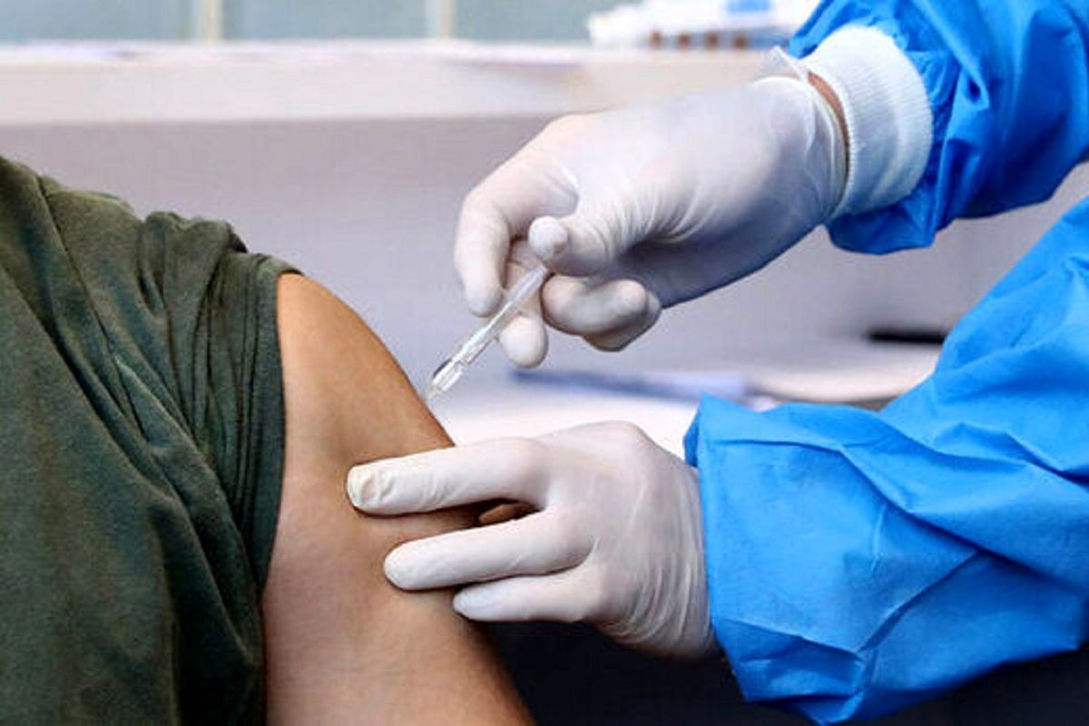 افراد بالای ۱۸ سال دارای بیماری زمینه ای نوبت یادآور واکسن کرونا را دریافت کنند
