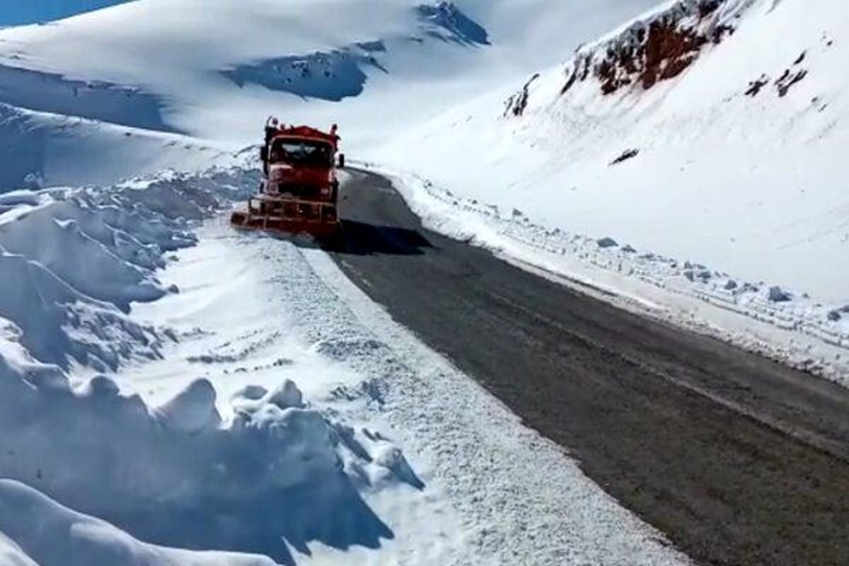 مسدود شدن راه ارتباطی ۳۰۰ روستای الیگودرز در پی بارش برف