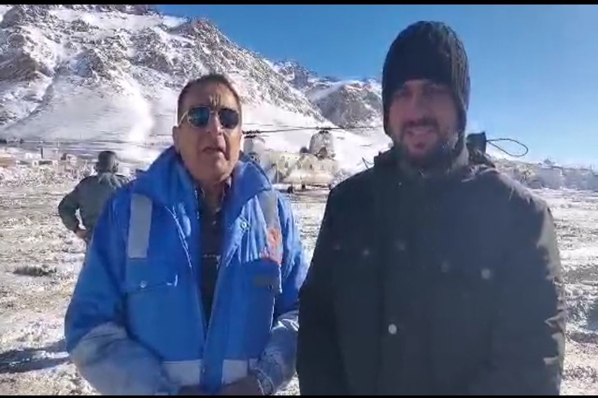 ادامه امدادرسانی هوایی به مناطق محاصره در برف و بهمن در شهرستان فریدونشهر + فیلم