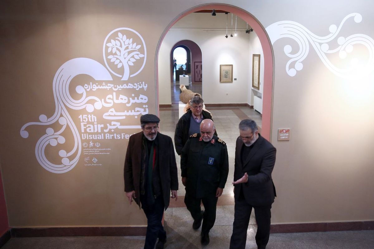بازدید مشاور فرمانده نیروی قدس از پانزدهمین جشنواره هنرهای تجسمی فجر