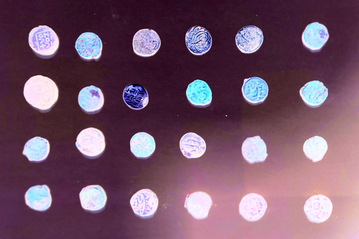 کشف و ضبط ۴۹ سکه تاریخی در فرودگاه بندرعباس