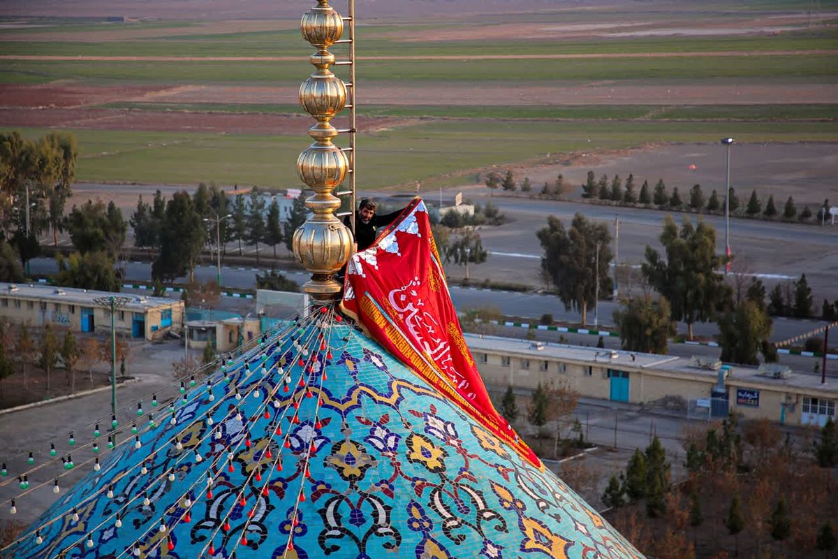 تعویض پرچم مسجد مقدس جمکران در آستانه نیمه شعبان
