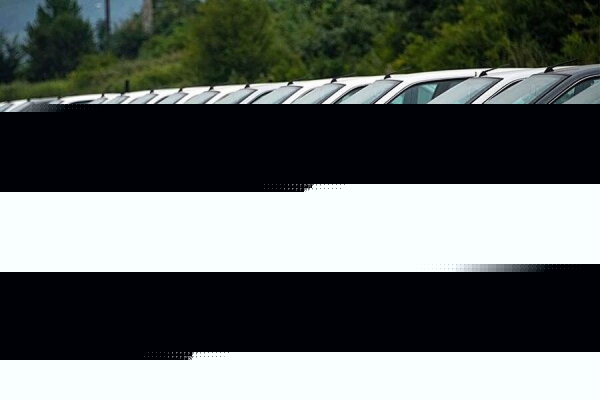 معاون وزیر صمت: عرضه خودرو در بورس موقتی است