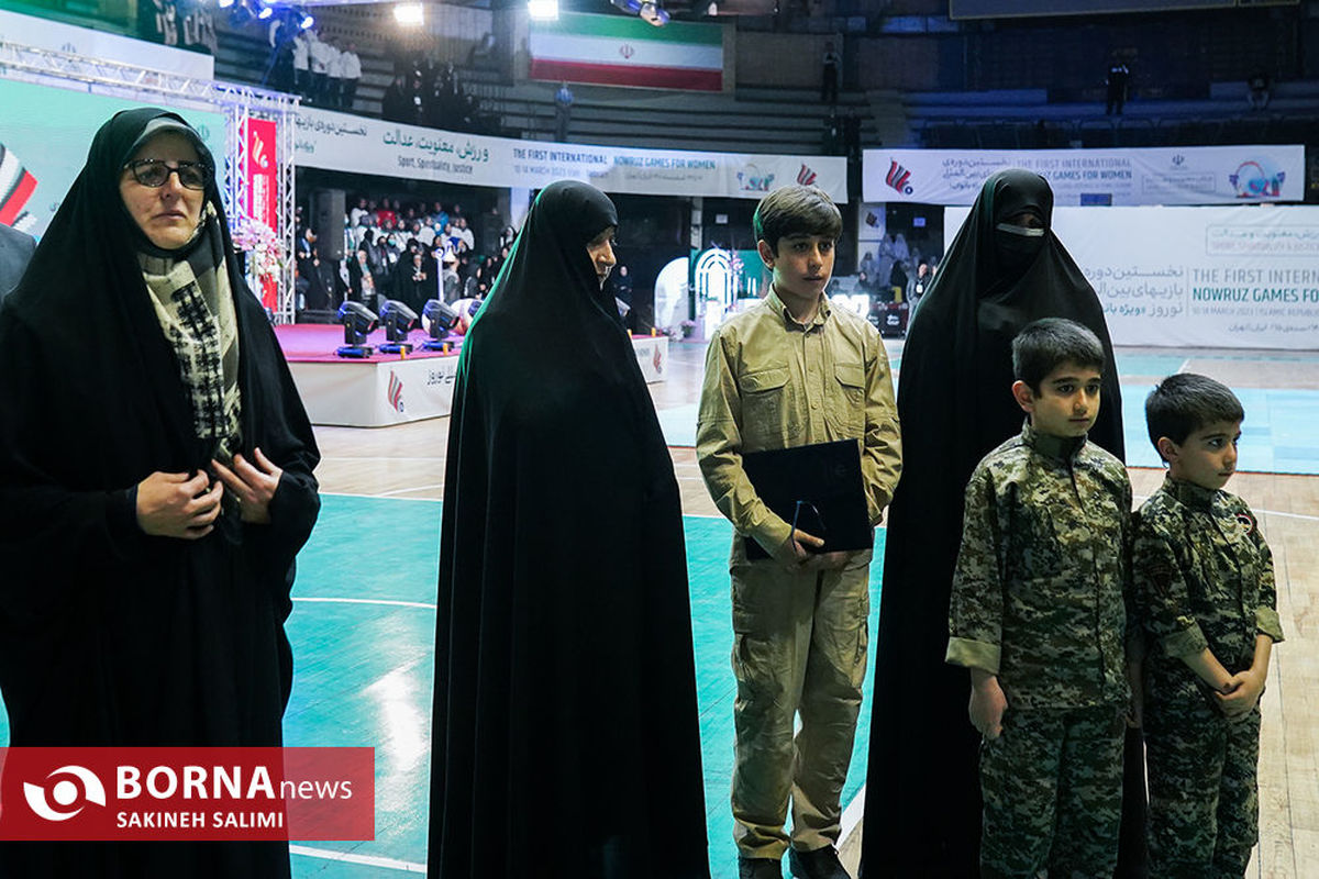 تقدیر از خانواده شهید احمدی در مراسم افتتاحیه رقابت‌های نوروزگاه