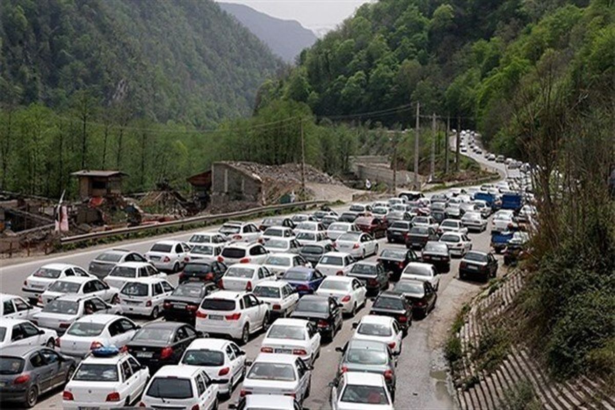 مسافران در حاشیه جاده کرج _ چالوس توقف نکنند/ ترافیک سنگین در آزادراه تهران _ شمال