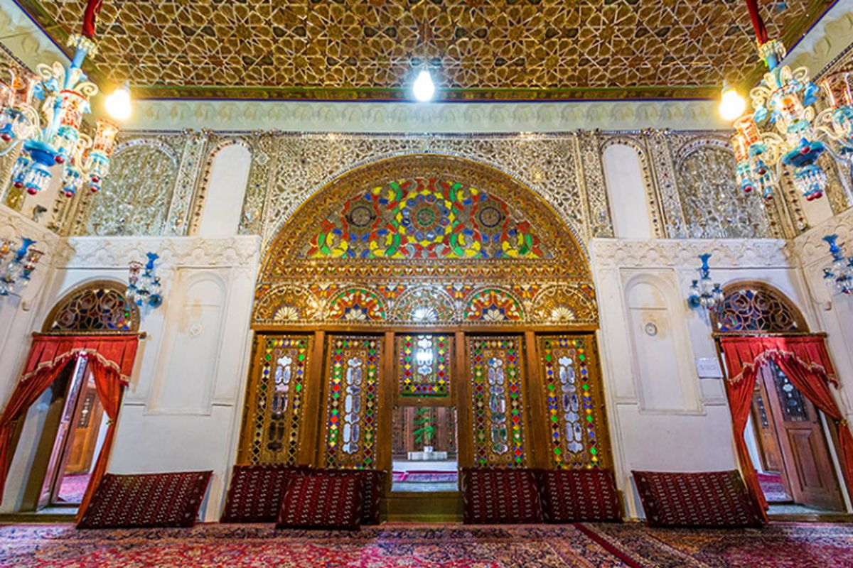 حسینیه امینی ها با تالارها و گچ بری های چشمگیر تصویری از معماری اسلامی را به نمایش می گذارد