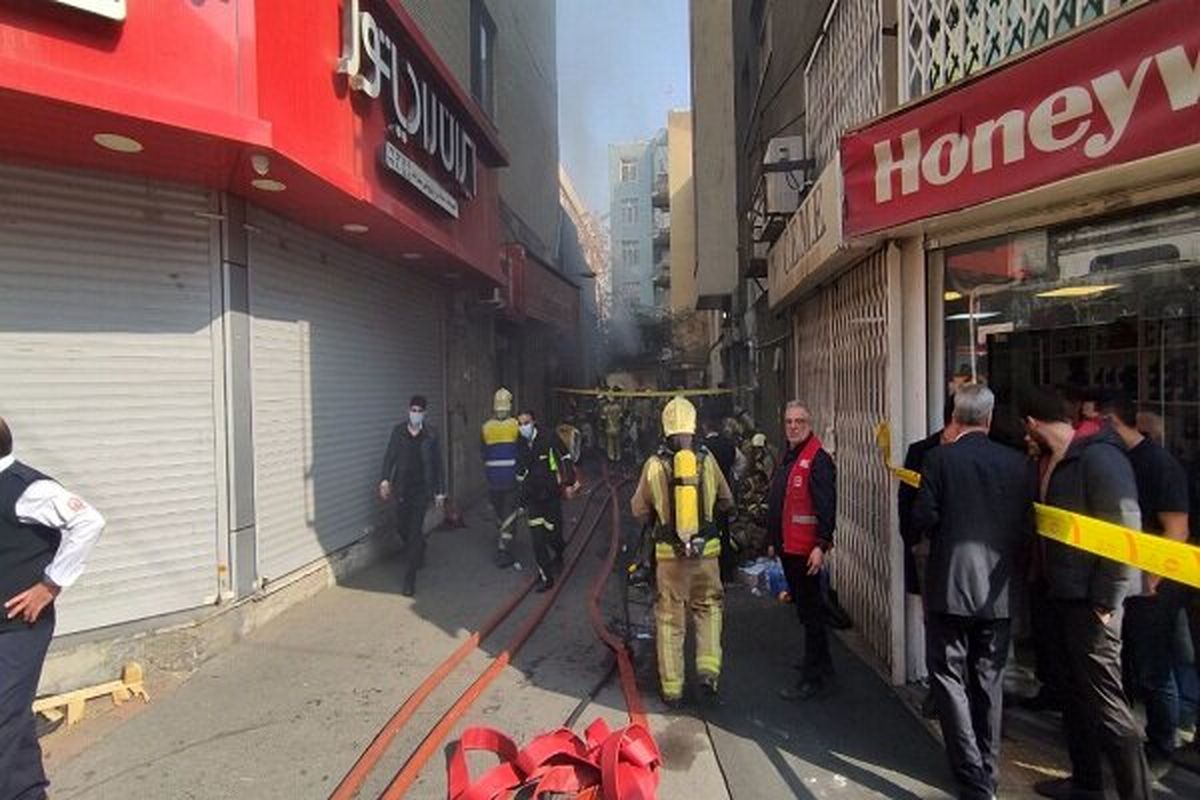 آتش سوزی ساختمان تجاری پوشاک و تجهیزات گرمایشی در خیابان بهار