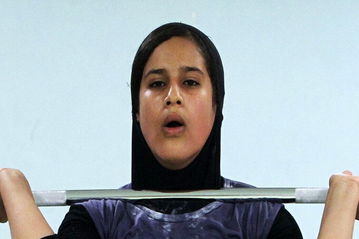 دختر وزنه بردار نقره‌ای اصفهان به ایران برنگشت