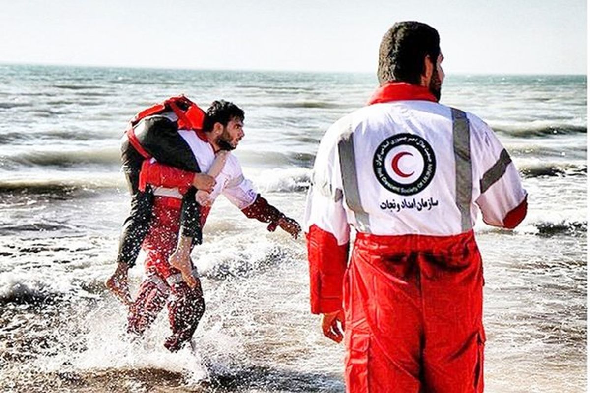 نجات مرد جوان ۳۴ ساله تهرانی از غرق شدگی در دریای انزلی