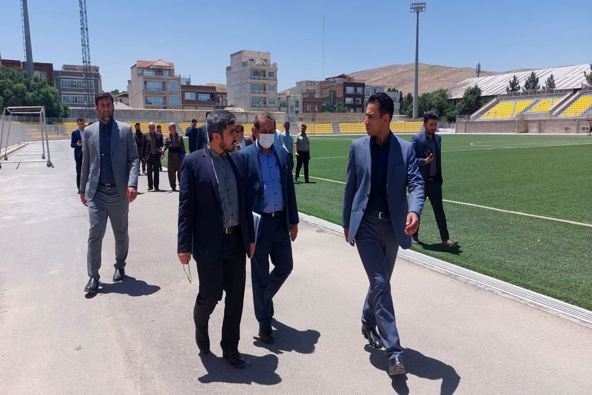 بازدید معاون وزیر ورزش و جوانان از استادیوم فوتبال ۵۰۰۰ نفری آزادی مهاباد