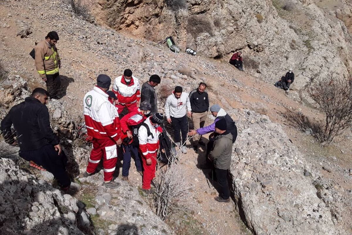 امدادرسانی به مصدوم در پی سقوط از ارتفاع در لوداب