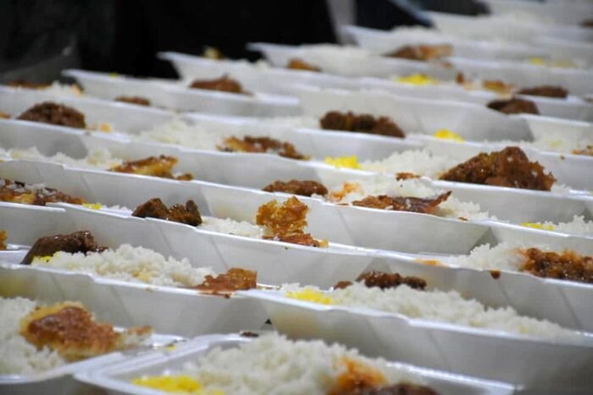 پخت روزانه ۳۰ هزار پرس غذای گرم برای زائران اربعین توسط ستاد اجرایی فرمان حضرت امام (ره) در ایلام