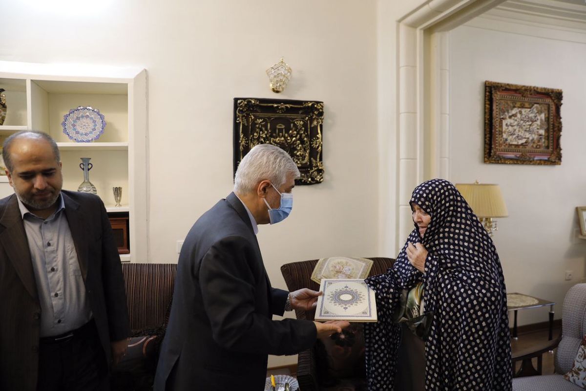 حضور وزیر ورزش و جوانان در منزل شهیدان مهدی‌نژاد