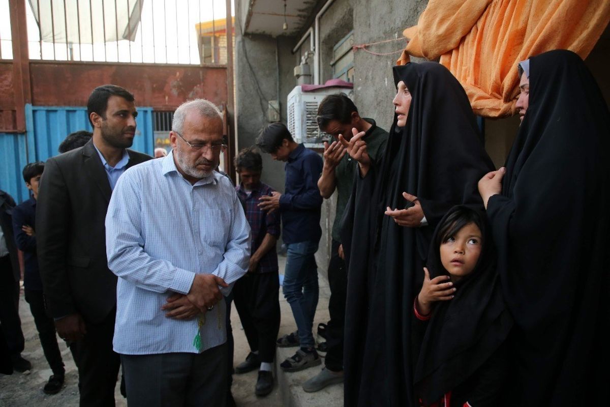 دلجویی استاندار قم از خانواده‌های داغدیده ۲ کودک جانباخته در حمله سگ‌های ولگرد
