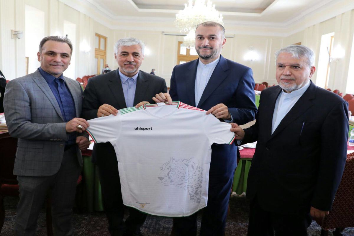 اهدای پیراهن تیم ملی فوتبال کشورمان به وزیر امور خارجه