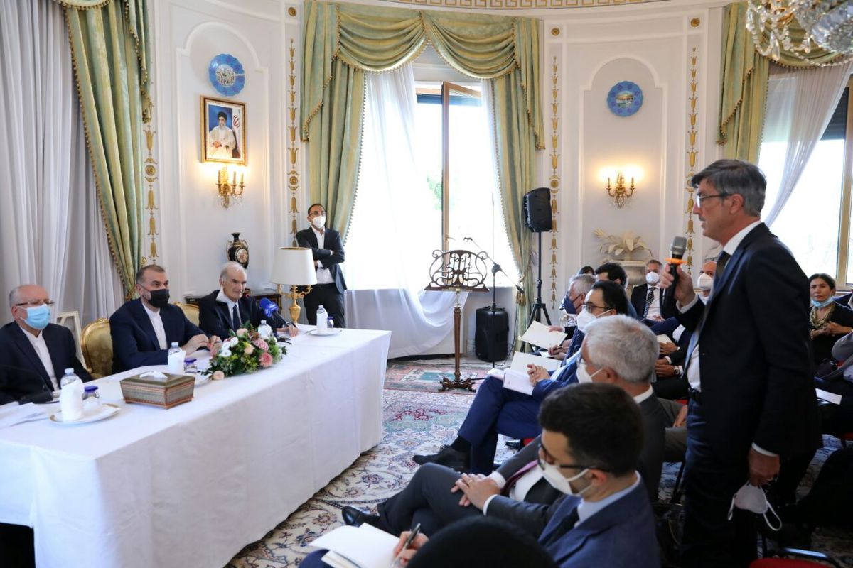 نشست وزیر امور خارجه کشورمان با جمعی از صاحبان صنایع و بازرگانان ایتالیایی