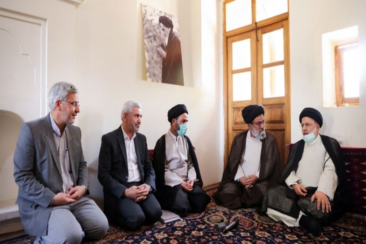 بازدید رئیس جمهور از خانه پدری امام خمینی (ره) در خمین