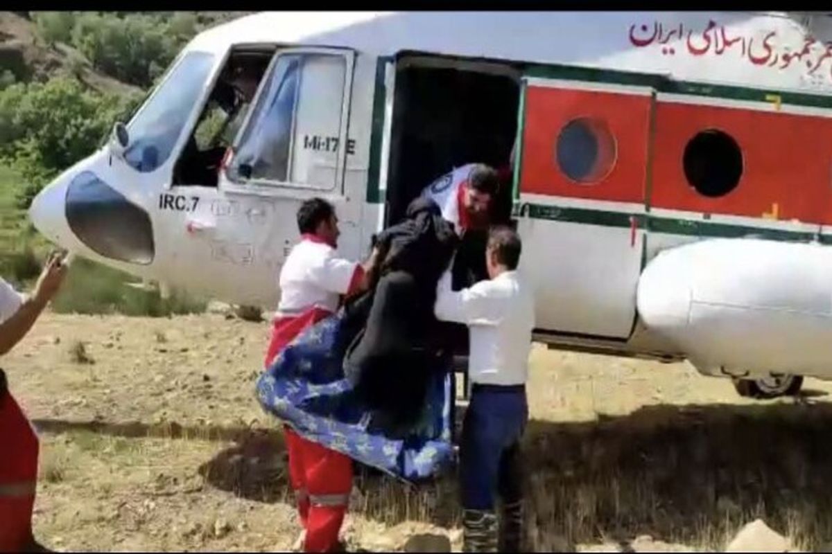 نجات پنج نفر در منطقه عشایری دنا گرفتار در سیلاب توسط جمعیت هلال احمر استان