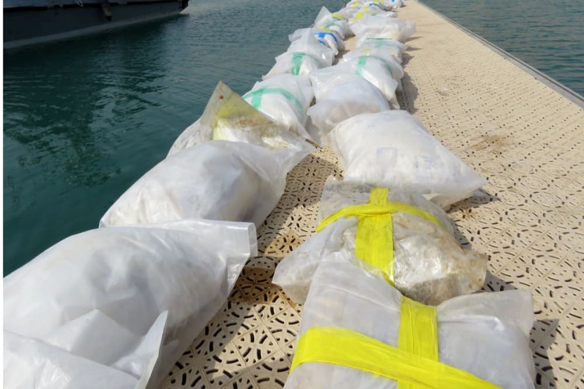 توقیف شناور حامل ۱/۵ تُن مواد مخدر در آبهای خلیج فارس