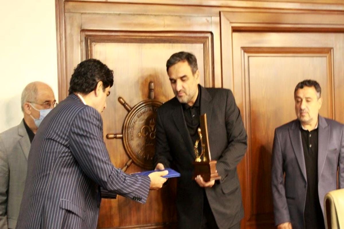 اعطای نشان خدمت ماندگار به مدیرعامل شرکت ملی نفتکش ایران